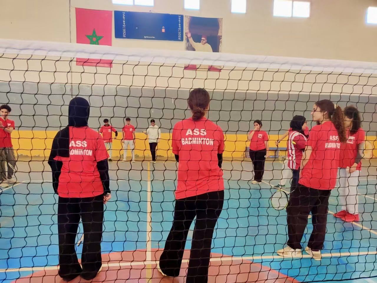 لاعبات ولاعبو ASS Badminton أثناء التداريب